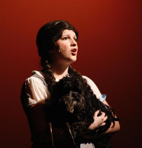 Sophomore Abbie Hindle sings