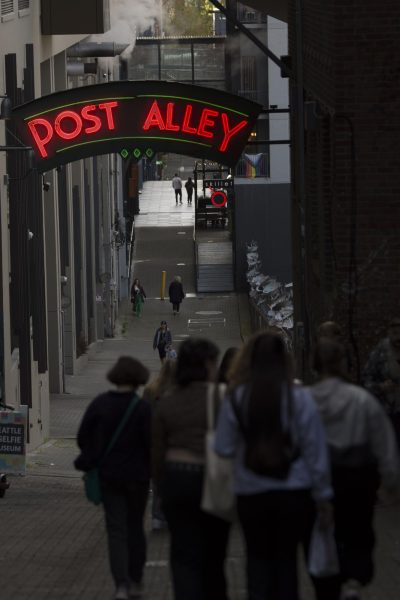 Exporing seattle, the Shawnee Mission South publications staff walks to the Seattle Waterfront for a Harbor tour on Apr. 23. Maddy McKenna