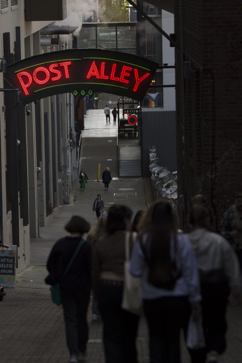 Exporing seattle, the Shawnee Mission South publications staff walks to the Seattle Waterfront for a Harbor tour on Apr. 23. Maddy McKenna